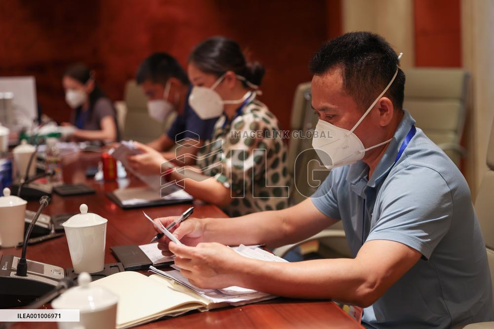 CHINA-HAINAN-HAIKOU-SERVICE TEAM-STRANDED TOURISTS-RETURN (CN)