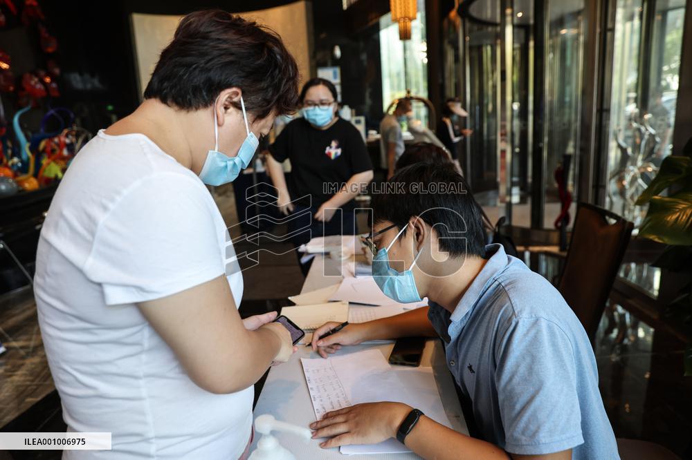 CHINA-HAINAN-HAIKOU-SERVICE TEAM-STRANDED TOURISTS-RETURN (CN)