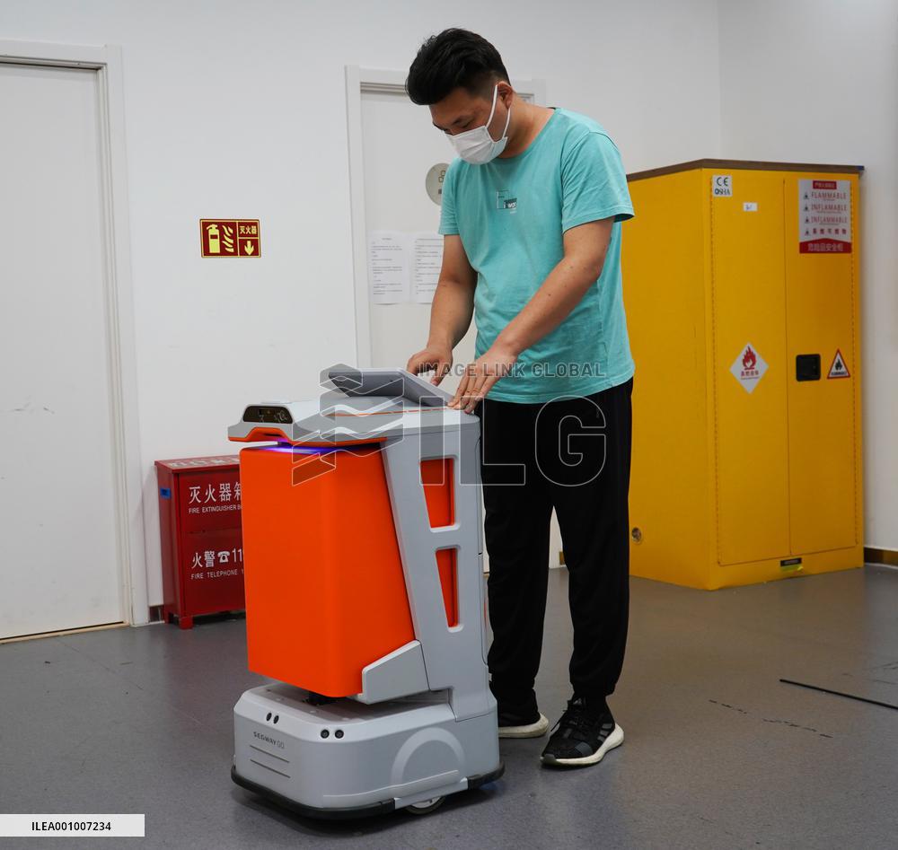CHINA-BEIJING-SERVICE ROBOT (CN)