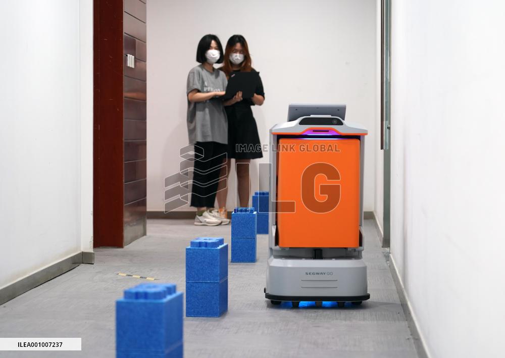 CHINA-BEIJING-SERVICE ROBOT (CN)