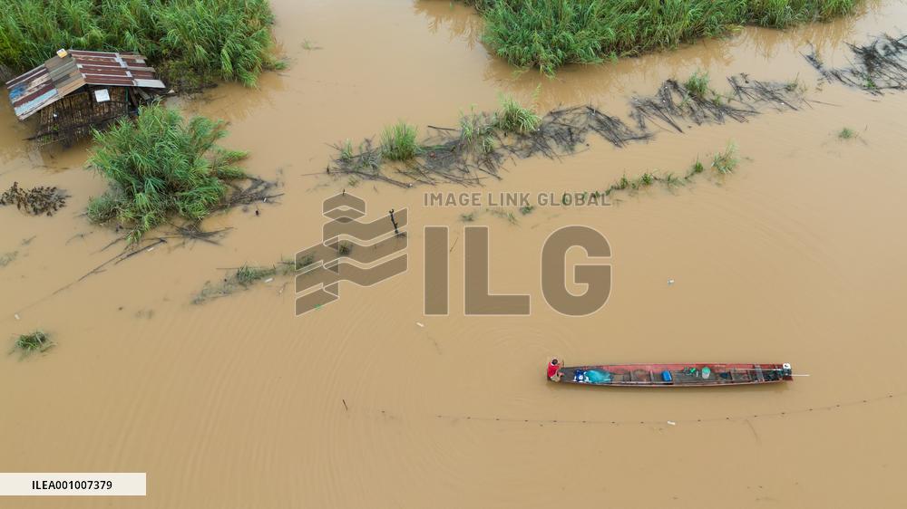 LAOS-VIENTIANE-DAILY LIFE-MEKONG RIVER FISHERS