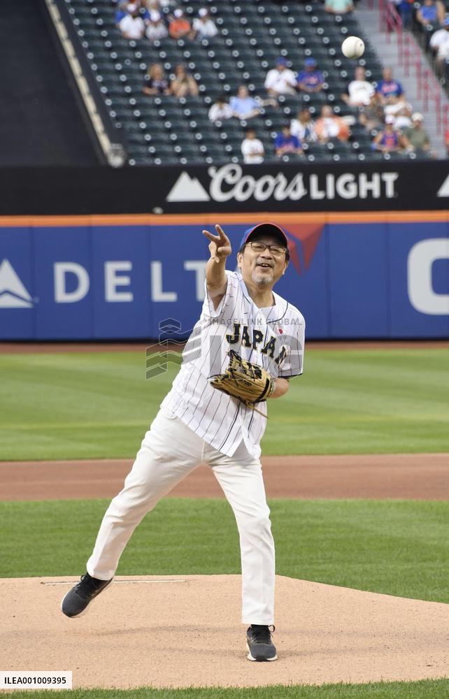 Baseball: Ceremonial pitch by consul general of Japan in N.Y.