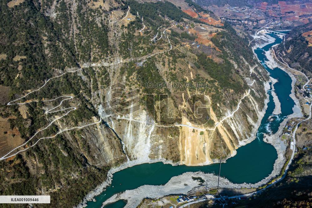 Xinhua Headlines: Mega infrastructure projects lead China's mountainous province to prosperity