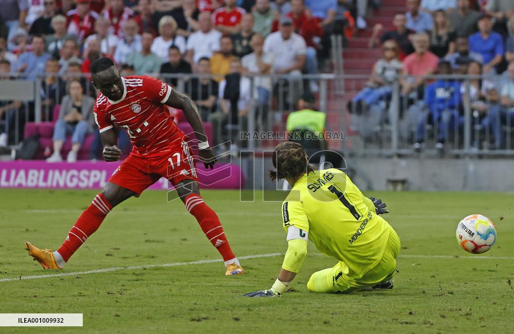 (SP)GERMANY-MUNICH-FOOTBALL-BUNDESLIGA-BAYERN MUNICH VS MOENCHENGLADBACH