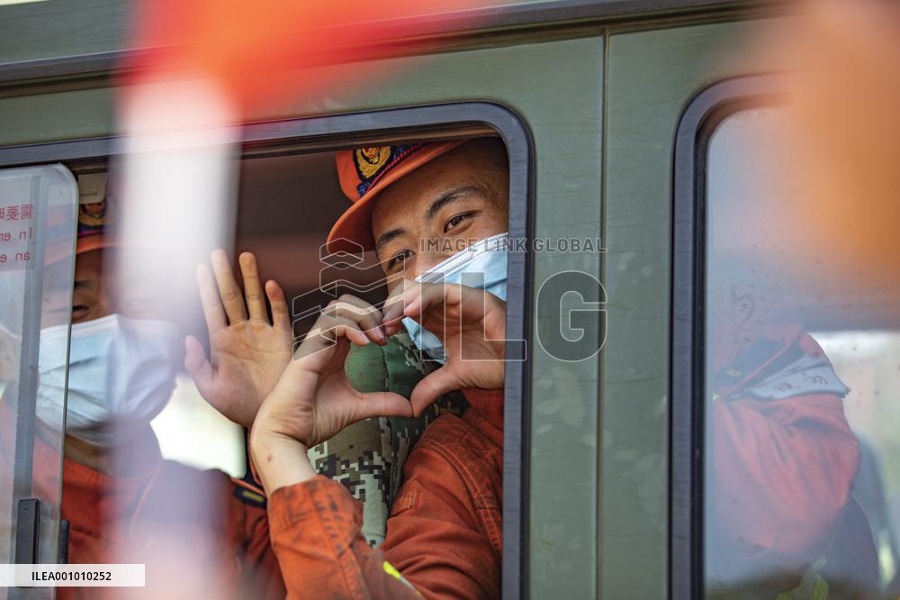 CHINA-CHONGQING-FIREFIGHTERS-LEAVING (CN)