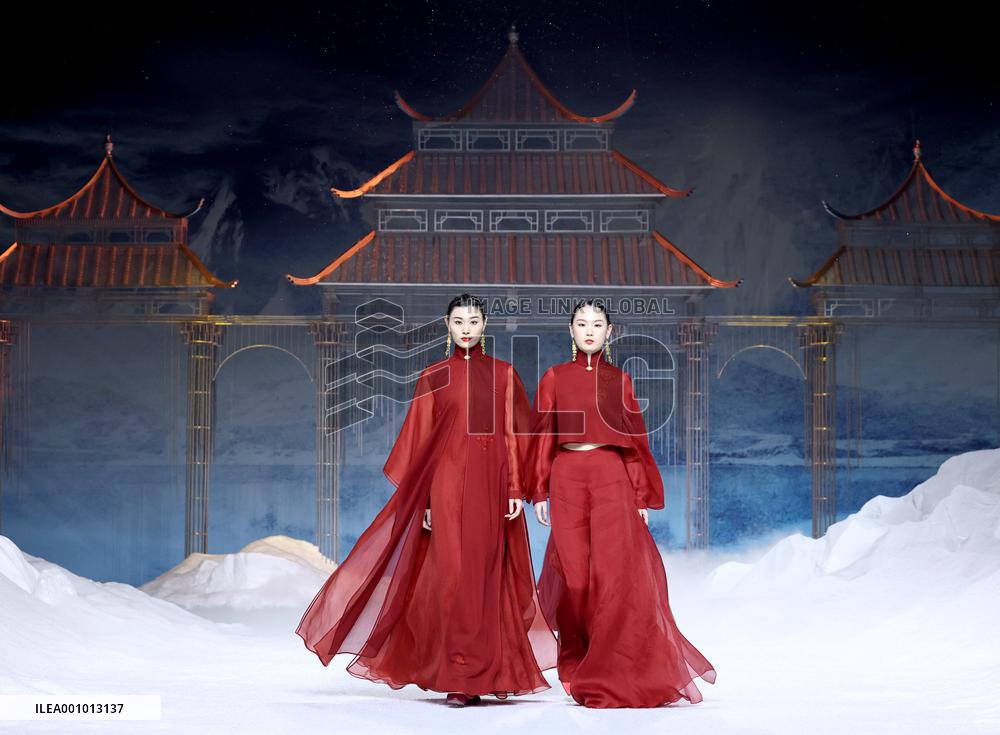 CHINA-BEIJING-FASHION WEEK (CN)