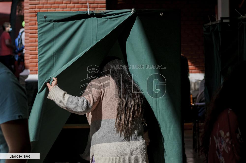 Chileans vote in the 2022 constitutional referendum