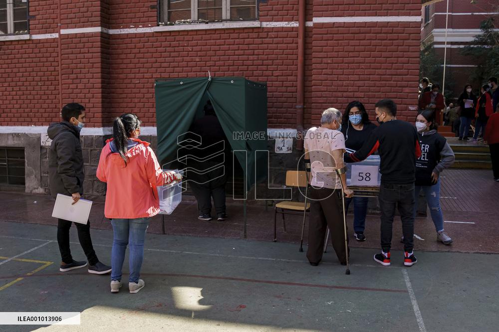 Chileans vote in the 2022 constitutional referendum