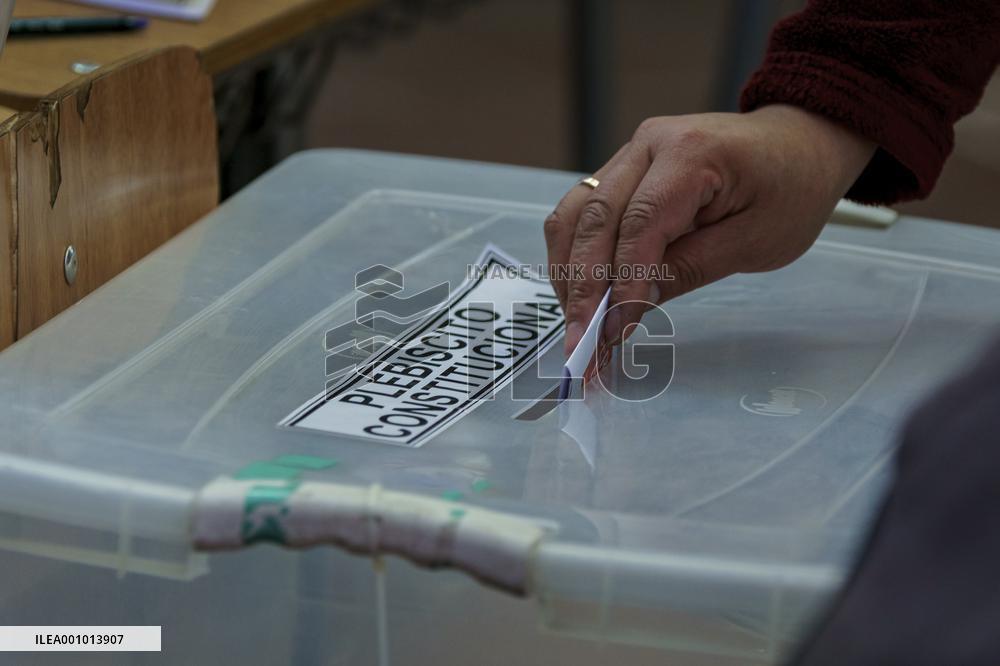 Chileans vote in the 2022 constitutional referendum