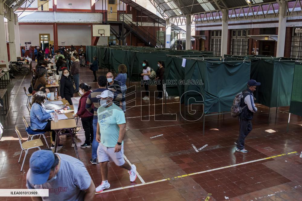 Chileans vote in the 2022 constitutional referendum