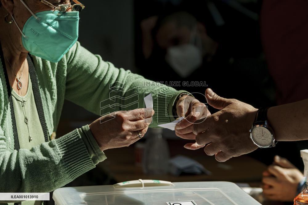 Chileans vote in the 2022 constitutional referendum