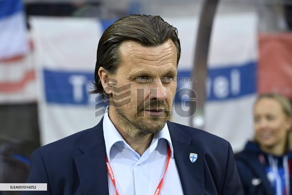 Women's World Championships qualifying match between Finland and Sweden