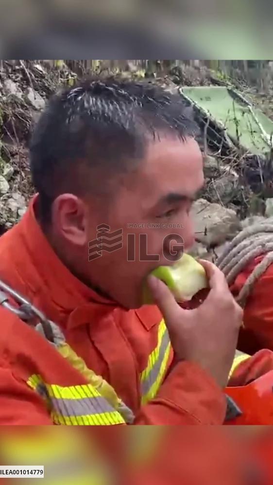 Earthquake-affected villagers give rescuers apples as thank-you gifts