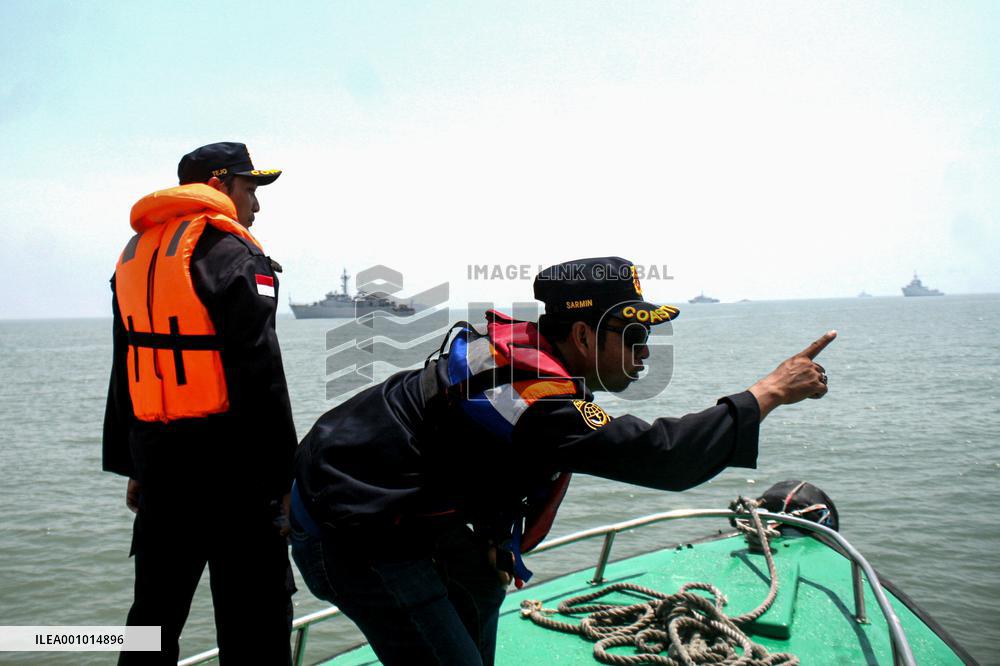 INDONESIA-MADURA STRAIT-NAVY PLANE-CRASH-SEARCH OPERATION
