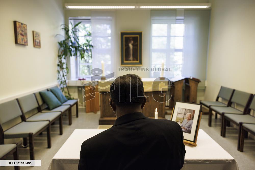 People honoring late Queen Elizabeth II