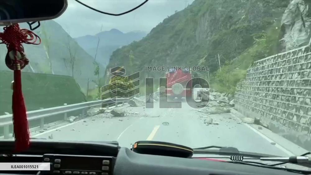 Rescue team nearly hit by falling boulder in Sichuan, China