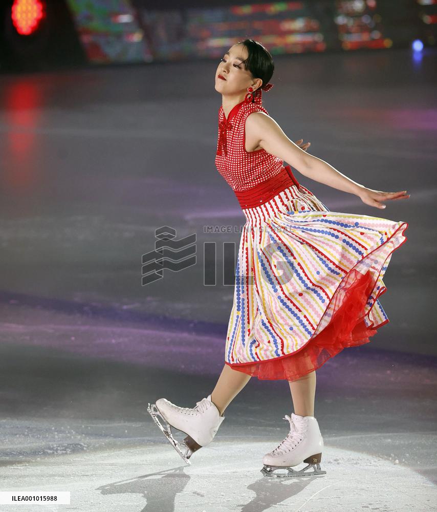 Mao Asada's ice show kicks off