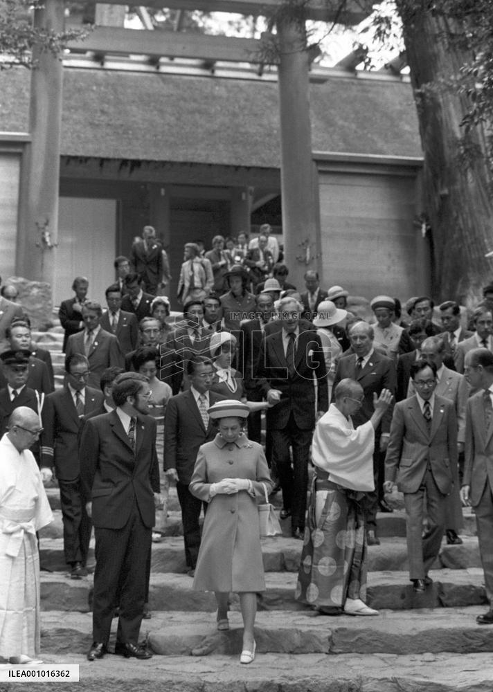 Queen Elizabeth in Japan in 1975+