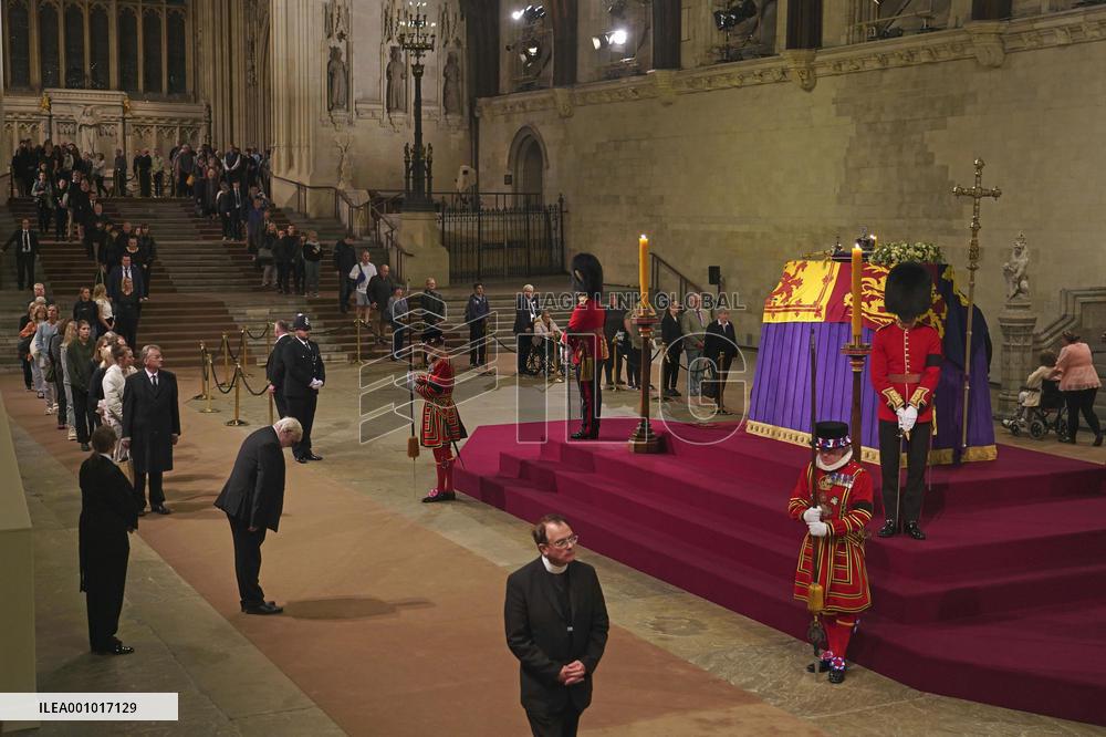 Mourning for Queen Elizabeth