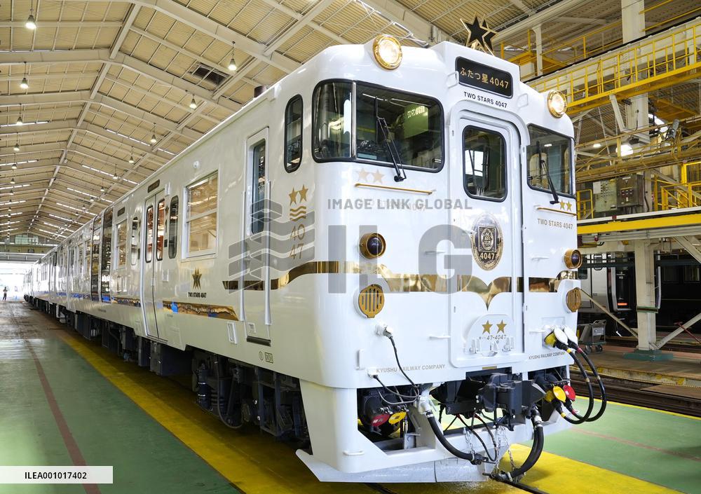 JR Kyushu's new sightseeing train