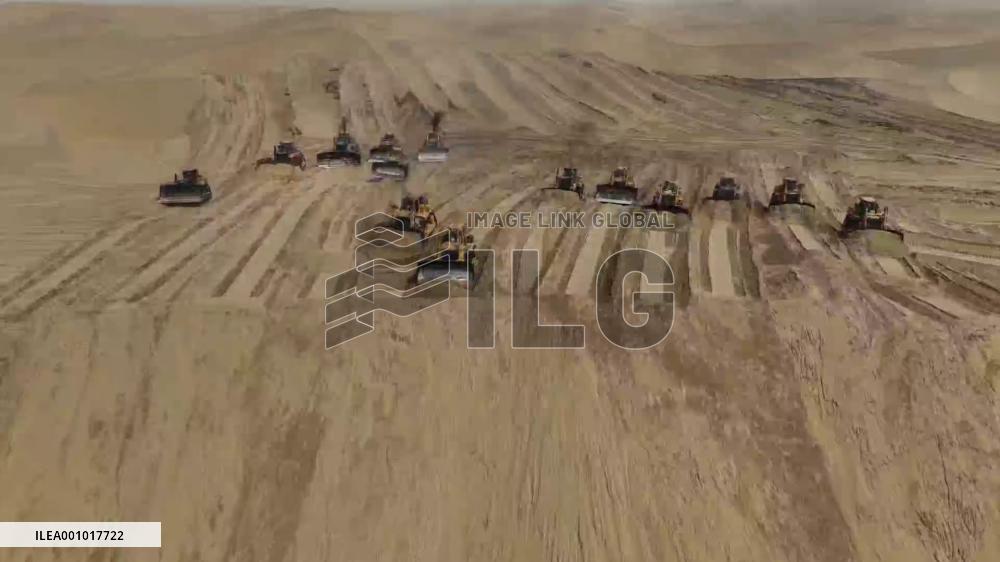 New highway under construction in Taklimakan Desert