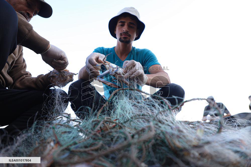 MIDEAST-GAZA CITY-CRAB SEASON
