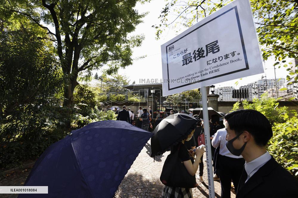 Mourners at British Embassy in Tokyo