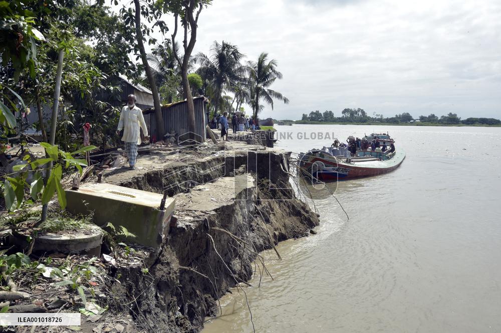 BANGLADESH-MUNSHIGANJ-RIVER-EROSION