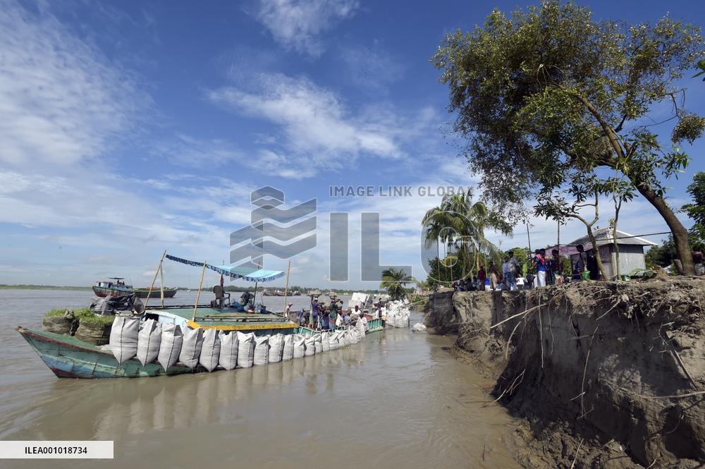 BANGLADESH-MUNSHIGANJ-RIVER-EROSION