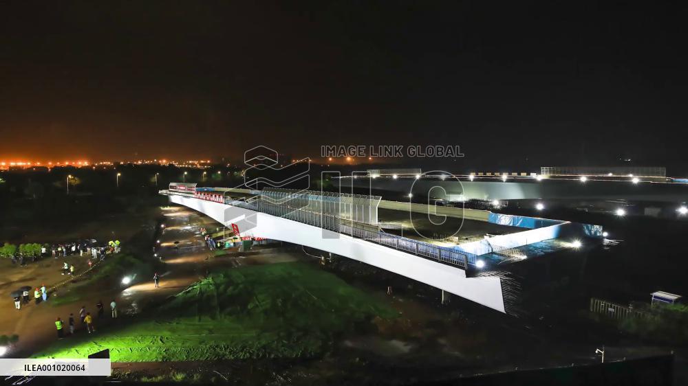 26,000-tonne bridge sections rotate into position in Haikou, China
