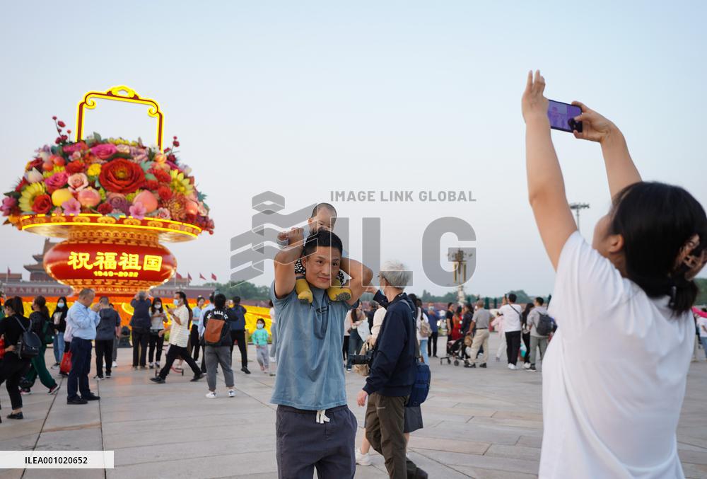 CHINA-BEIJING-TIAN'ANMEN SQUARE-FLOWER BASKET (CN)