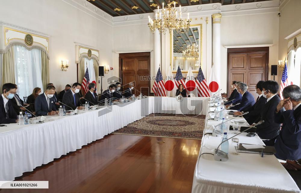 Harris meets Japanese chip industry representatives