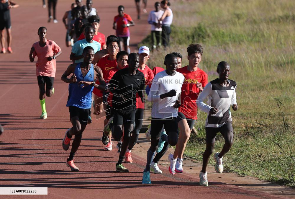 (SP)KENYA-ELDORET-MARATHON-CHINESE TEAM-TRAIN