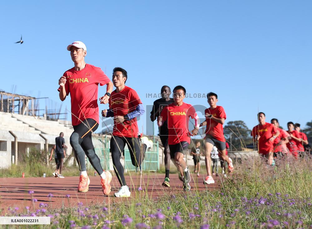 (SP)KENYA-ELDORET-MARATHON-CHINESE TEAM-TRAIN
