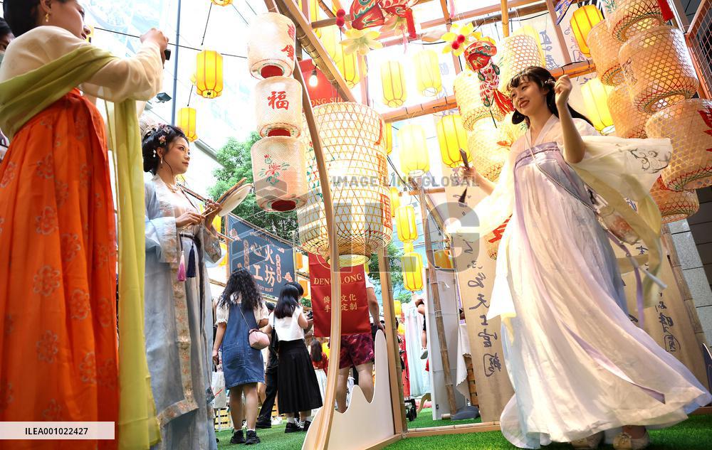 Xinhua Headlines: Food, attire, travel -- a decade of changes in China