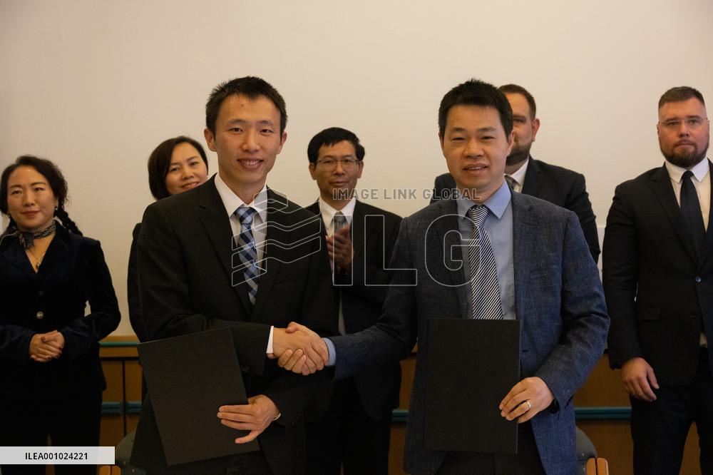 HUNGARY-BUDAPEST-ENERGY PILOT PROJECT-AGREEMENT-SIGNING