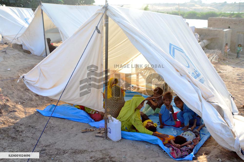 PAKISTAN-HYDERABAD-FLOOD-MAKESHIFT TENT