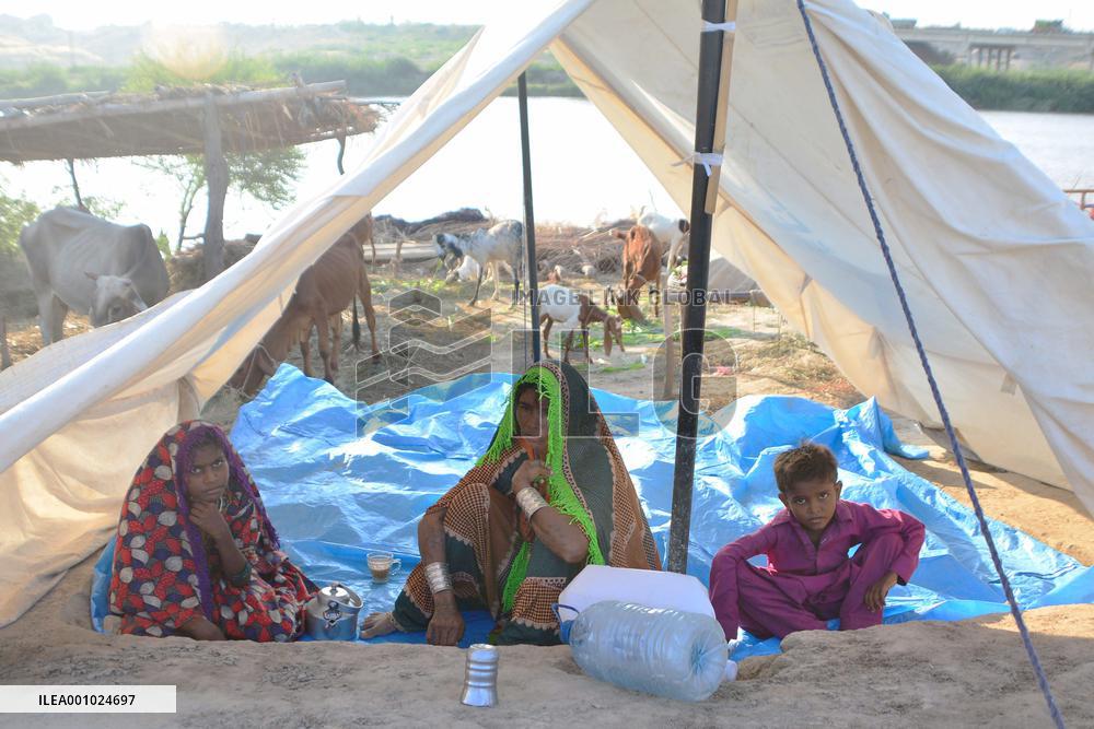 PAKISTAN-HYDERABAD-FLOOD-MAKESHIFT TENT