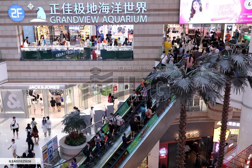 Xinhua Headlines: Holiday consumption boom shows growth potential of Chinese market