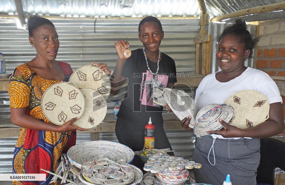 NAMIBIA-WINDHOEK-WOMEN CRAFTSMANSHIP