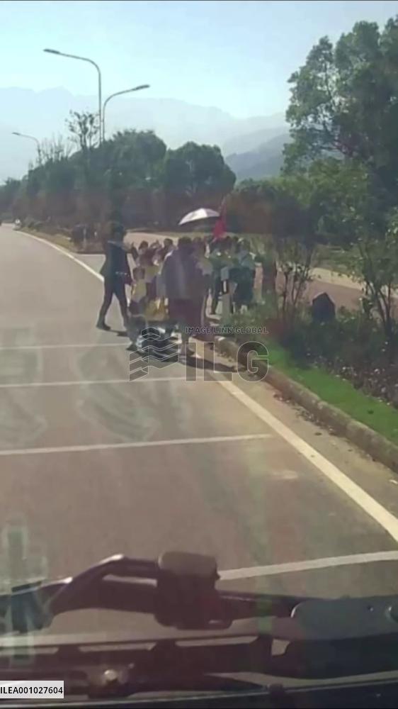 Students salute firemen on duty in Anhui, China