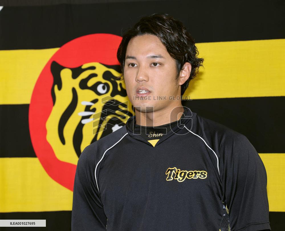 Baseball: Hanshin to post pitcher Fujinami