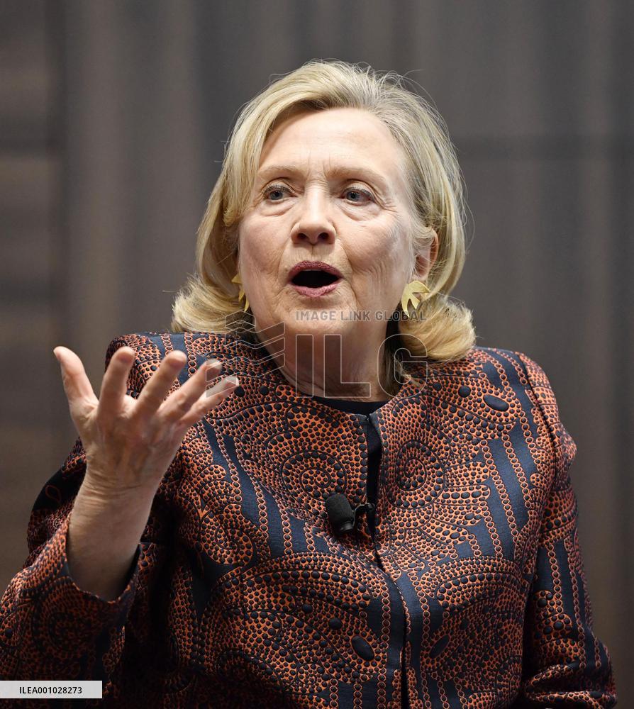 Hillary Clinton in Japan