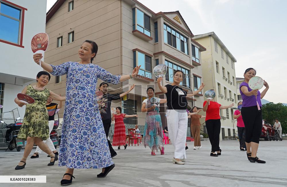 (CPC Congress) Xinhua Headlines: CPC maps out further steps on path to common prosperity