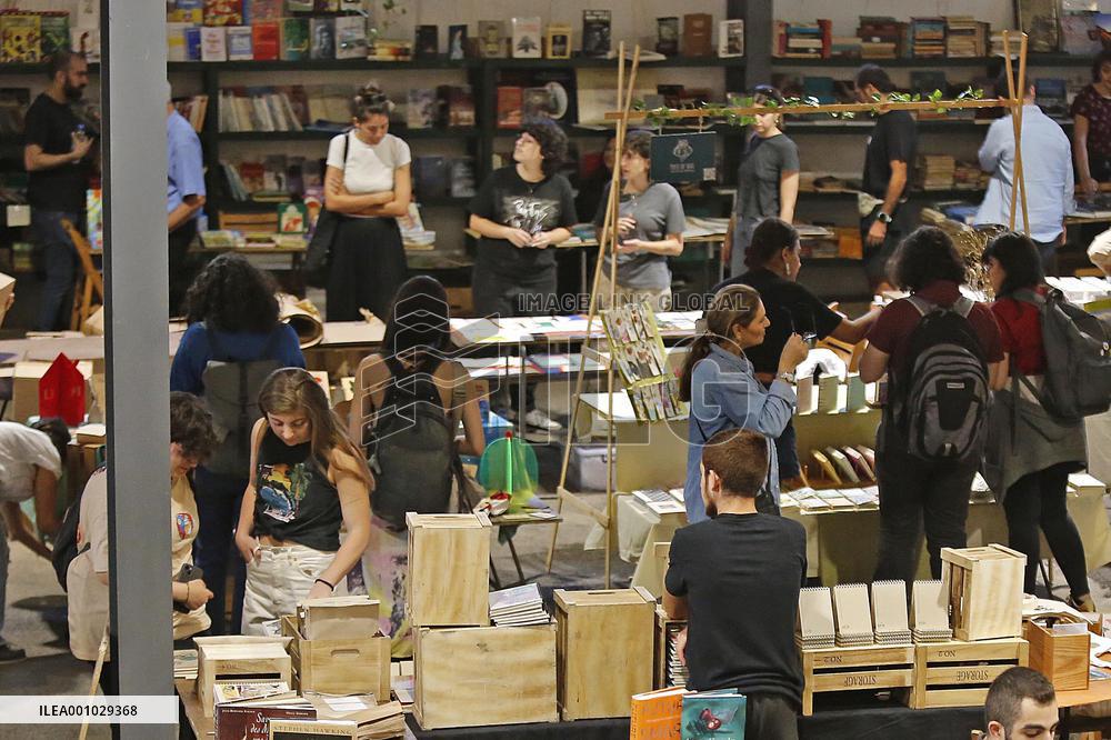 LEBANON-BEIRUT-BOOK MARKET-READERS