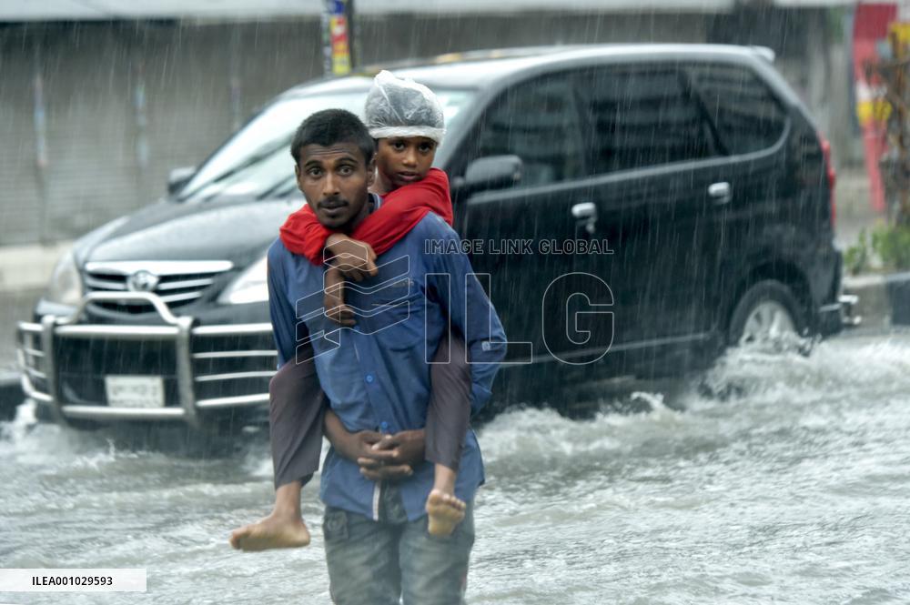 BANGLADESH-DHAKA-CYCLONE-SITRANG