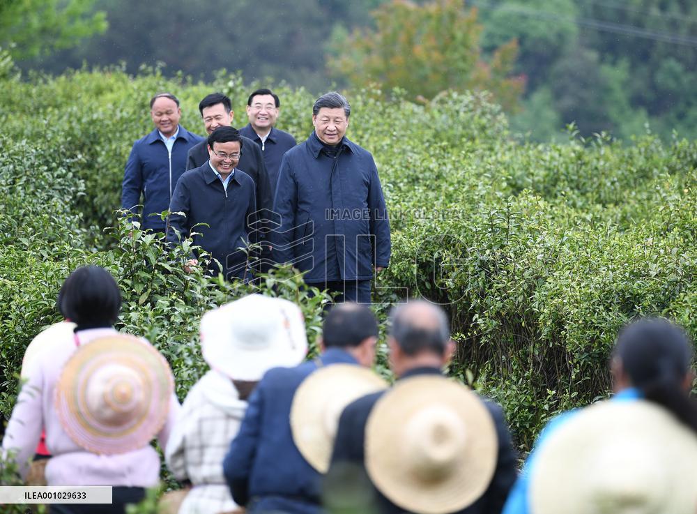 Profile: Xi Jinping leads China on new journey