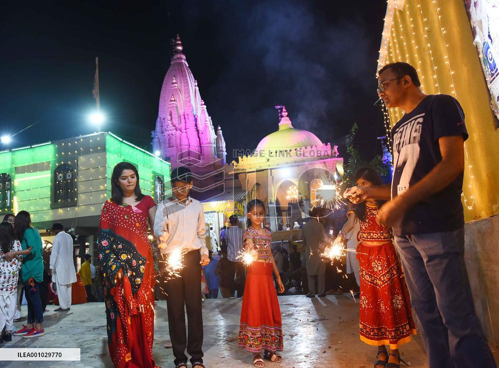 PAKISTAN-KARACHI-DIWALI-CELEBRATION