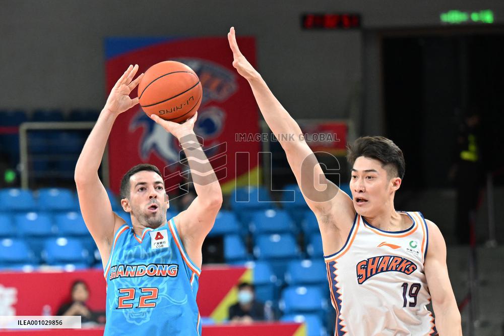 (SP)CHINA-HANGZHOU-BASKETBALL-CBA LEAGUE-SHANGHAI VS SHANDONG (CN)