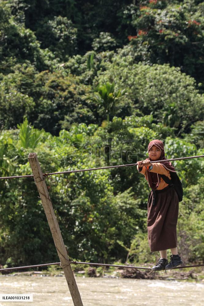 INDONESIA-ACEH-STUDENT-WIRE BRIDGE